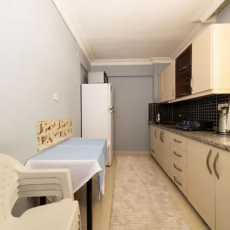 Central Flat Close To The Beach With A Pleasant Backyard In Muratpasa *